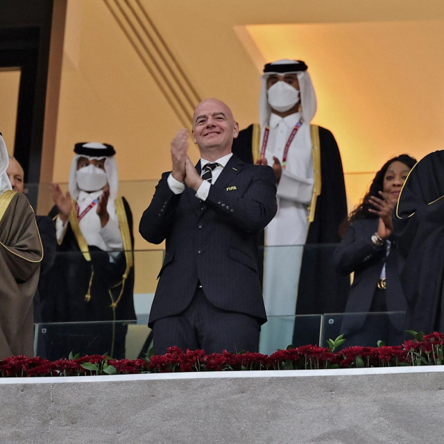 Gianni Infantino, predsjednik FIFA-e, predsjednik Azijske nogometne federacije (AFC) Salman Bin Ibrahim Al-Khalifa (lijevo) i katarski šeik Tamim bin Hamad al-Thani 