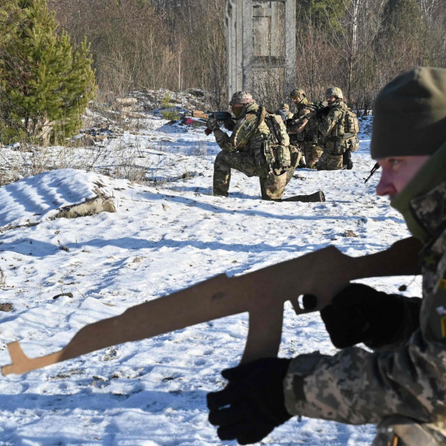Ukrajinske snage teritorijalne obrane na vojnim vježbama u blizini Kijeva u prosincu 2021. godine; pripadnici TO sudjelovali bi u zaštiti Kijeva u slučaju napada na najveći ukrajinski grad