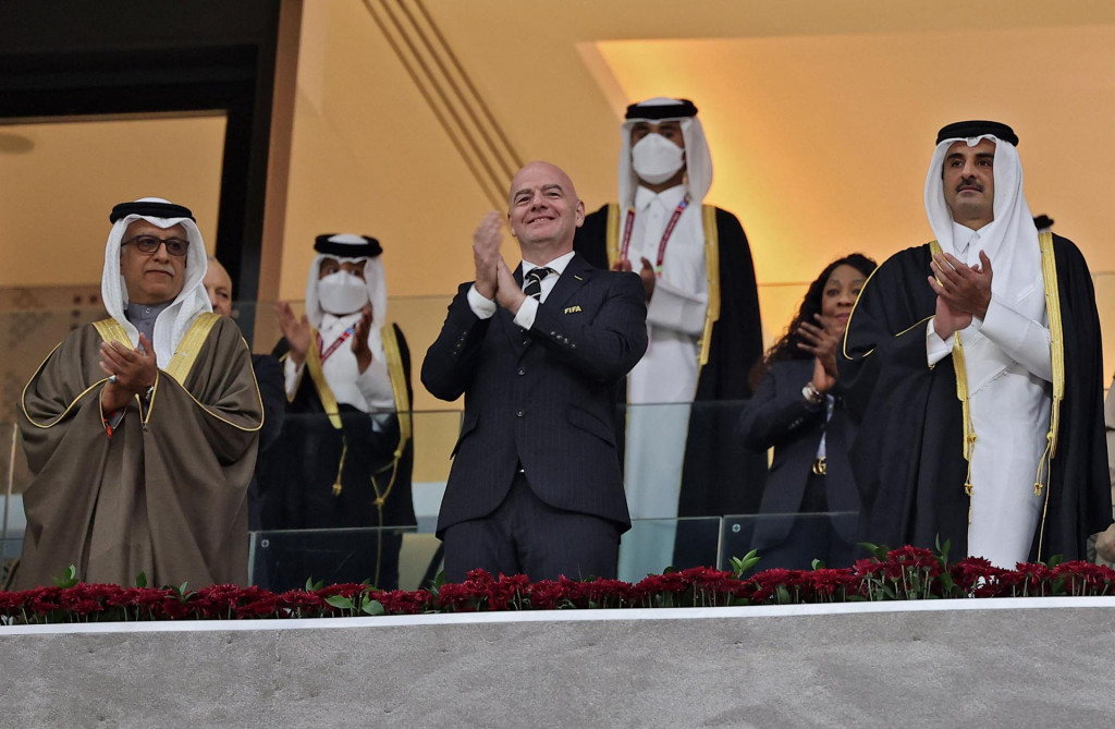 Gianni Infantino, predsjednik FIFA-e, predsjednik Azijske nogometne federacije (AFC) Salman Bin Ibrahim Al-Khalifa (lijevo) i katarski šeik Tamim bin Hamad al-Thani 