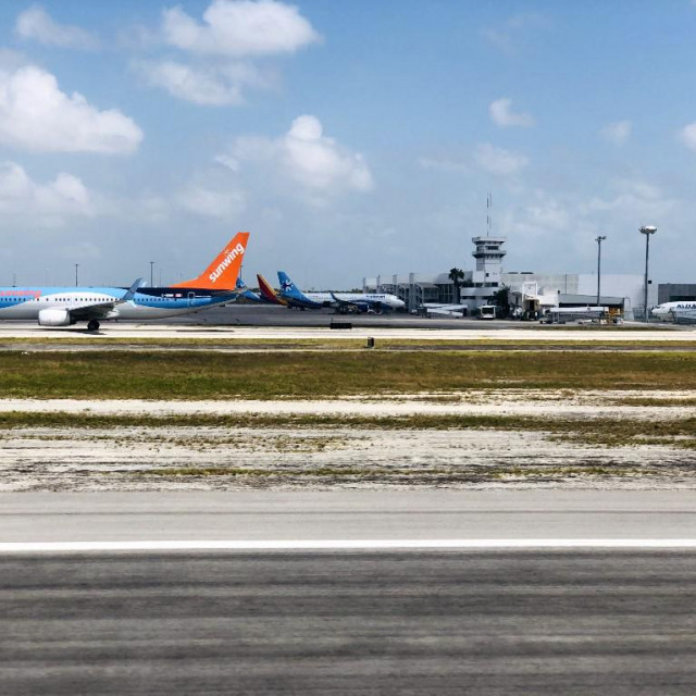 Zrakoplov kanadskog Sunwing Airlinesa (s narančastim repom) na pisti zračne luke u Cancunu