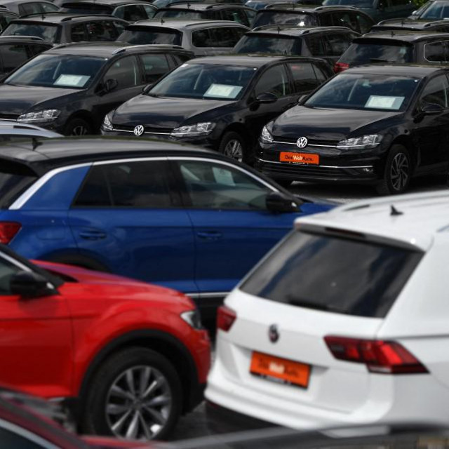 Polovni automobili marke Volkswagen na parkingu trgovca u Dortmundu