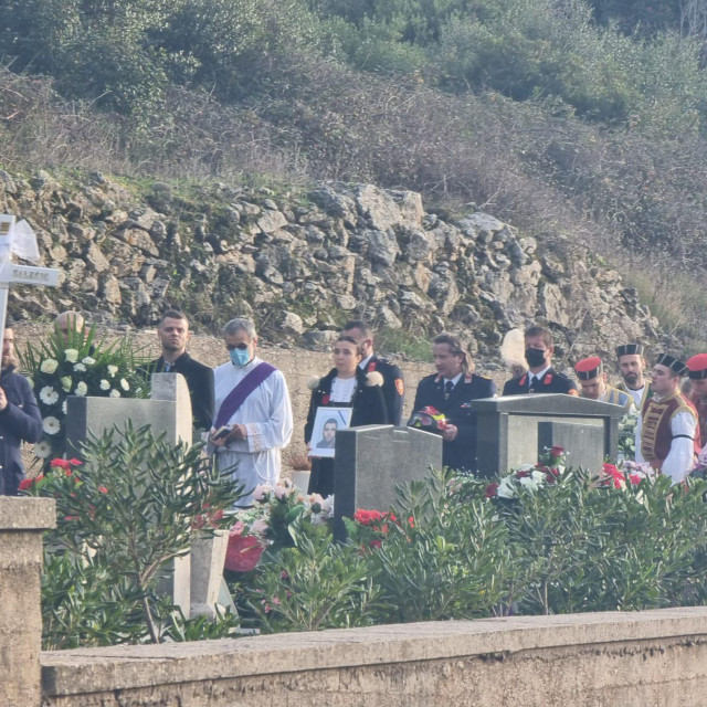 Posljednji ispraćaj trojice mladića Ivana Didovića (19), Tomislava Tomašića (22) i Ante Salečića (24), poginulih u tragičnoj prometnoj nesreći na mjesnom groblju sv. Ciprijana u Smokvici.