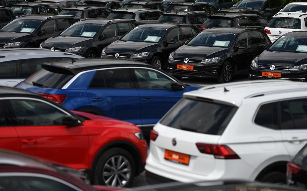 Polovni automobili marke Volkswagen na parkingu trgovca u Dortmundu