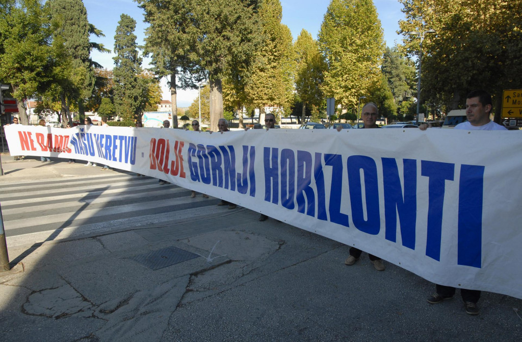 Prosvjedi u Metkoviću 2007. protiv projekta &amp;#39;Gornji horizonti&amp;#39;, prvi zdesna je Nikola Grmoja&lt;br /&gt;
 