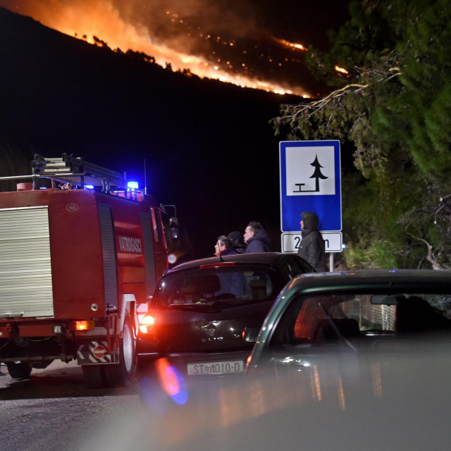 Na području Lokve Rogoznice u ponedjeljak je izbio požar. Uz vatrogasce svih omiških i makarskih društava, na intervenciji su i vatrogasci JVP-a i DVD-a Split