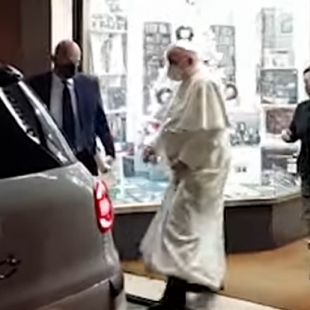 Papa viđen u dućanu kako kupuje CD