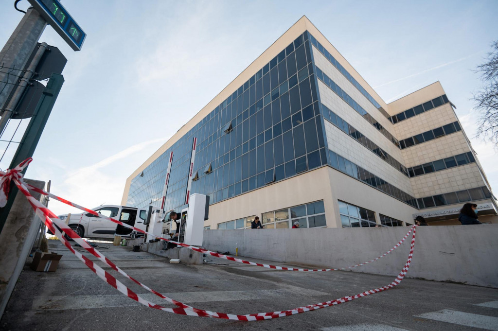 Zadar, 151221&lt;br /&gt;
U tijeku je postavljanje novih rampi na ulazu na parkiraliste ispred zgrade poliklinike.&lt;br /&gt;