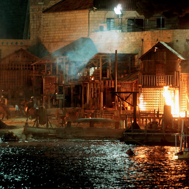 Scenom paljenja filmskog naselja u Posatu nakon dva tjedna zavrsen je dobrovacki dio snimanja filma Robin Hood Origins. 