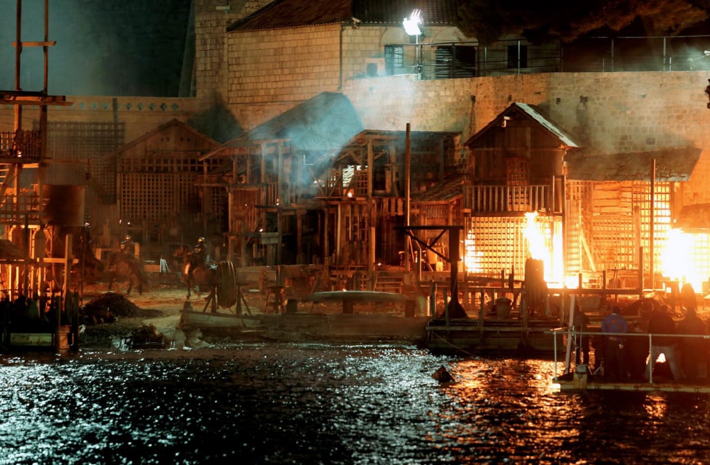 Scenom paljenja filmskog naselja u Posatu nakon dva tjedna zavrsen je dobrovacki dio snimanja filma Robin Hood Origins. 