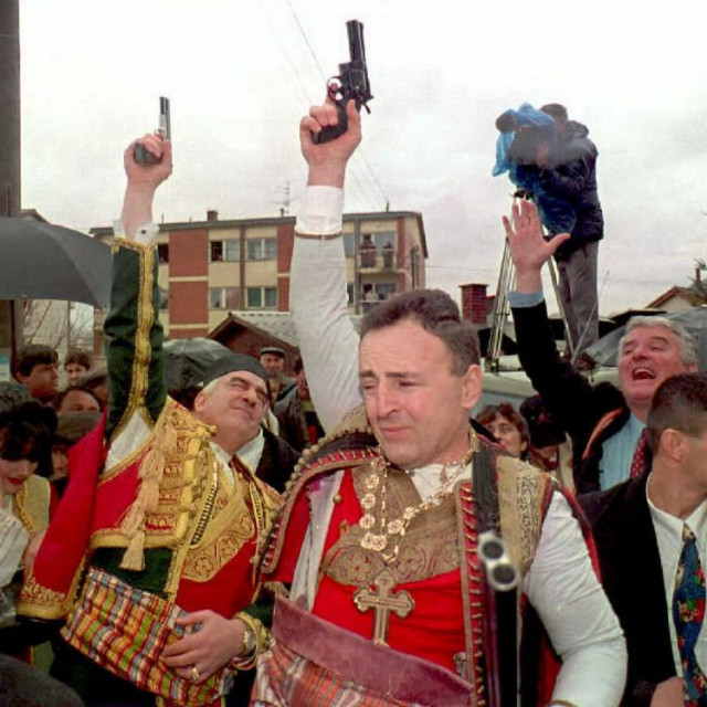 Željko Ražnatović Arkan, s pištoljem i u srpskoj narodnoj nošni, na svom vjenčanju za folk zvijezdu Svetlanu Cecu Veličković 