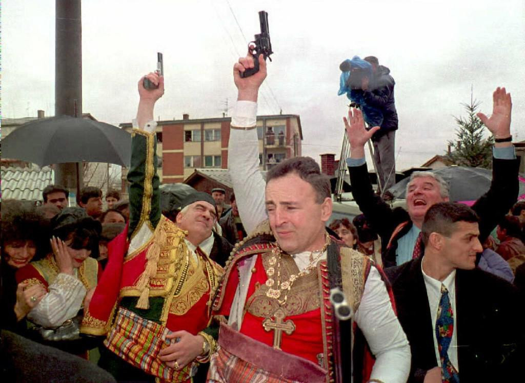 Željko Ražnatović Arkan, s pištoljem i u srpskoj narodnoj nošni, na svom vjenčanju za folk zvijezdu Svetlanu Cecu Veličković 