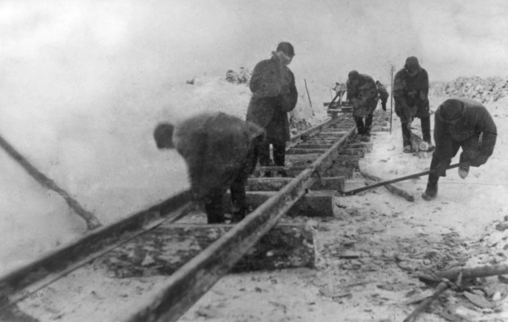 Zatvorenici Gulaga rade na maloj željeznici u Republici Komi