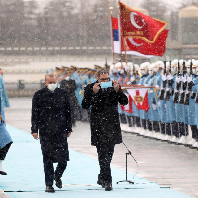 Famozni tirkizni tepih kojega su od novoga podizanja čuvali predsjednici i pripadnik počasne garde