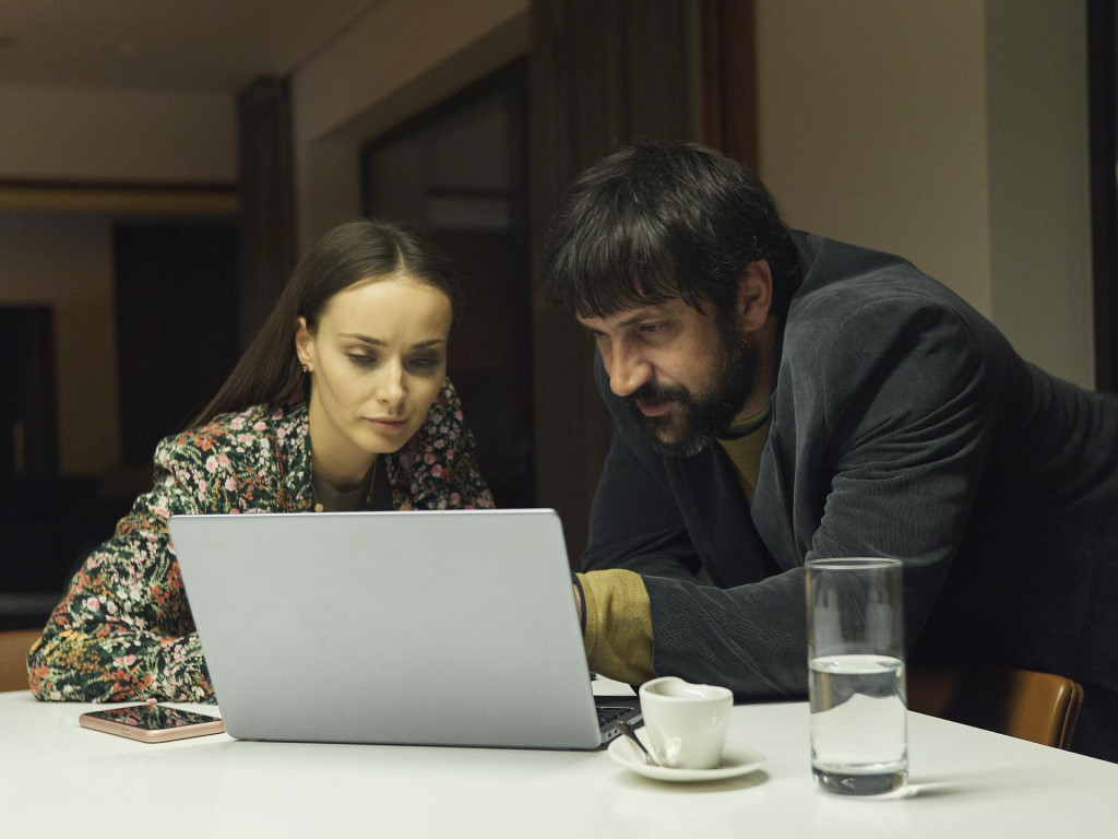 Glumci Kseniya Mishina i Goran Bogdan na snimanju ”Šutnje”