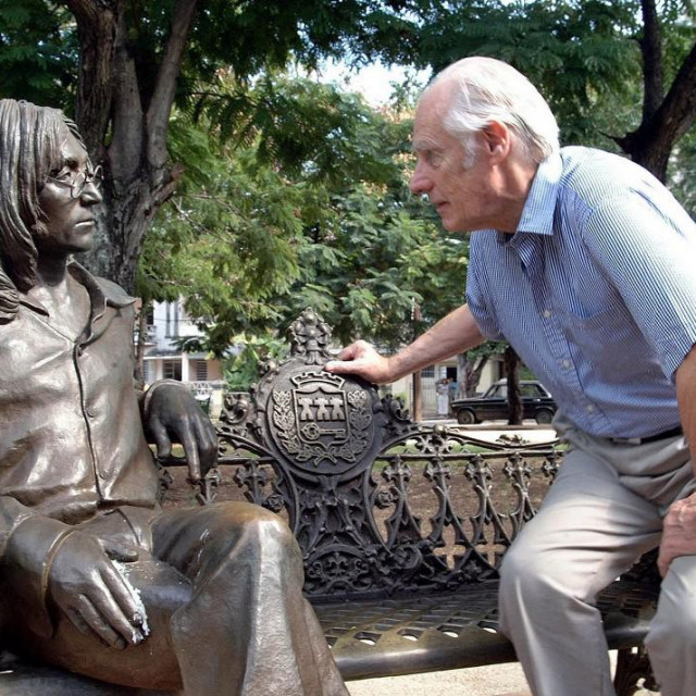 Sir George Martin sjedi 2002. godine pored kipa Johna Lennon u Havani, na Kubi