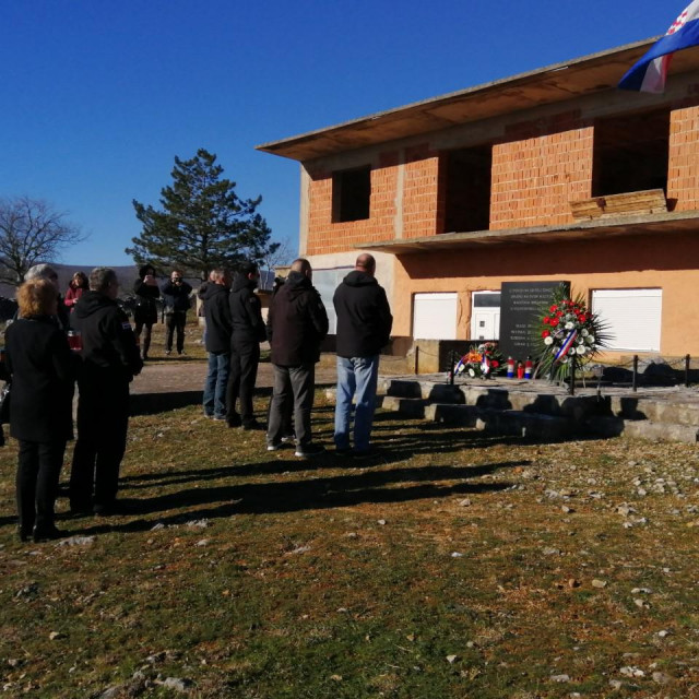 Odavanje počasti ubijenoj obitelji Čengić u Erveniku