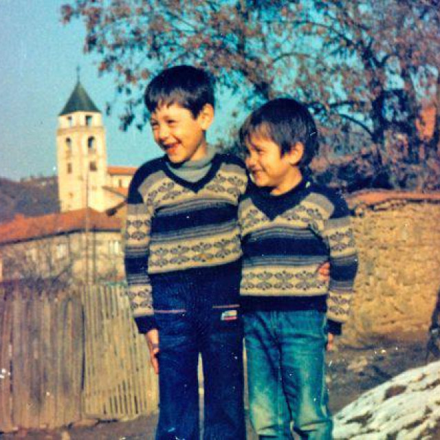 Roko Glasnović sa starijim bratom Franjom tijekom zimskih mjeseci u Janjevu na Kosovu s pogledom na crkvu sv. Nikole