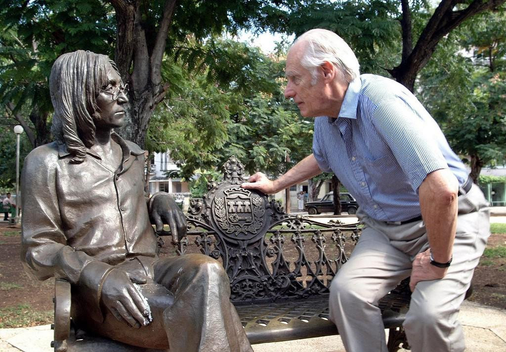 Sir George Martin sjedi 2002. godine pored kipa Johna Lennon u Havani, na Kubi