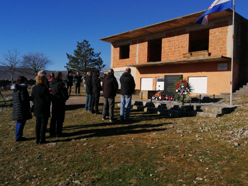 Odavanje počasti ubijenoj obitelji Čengić u Erveniku