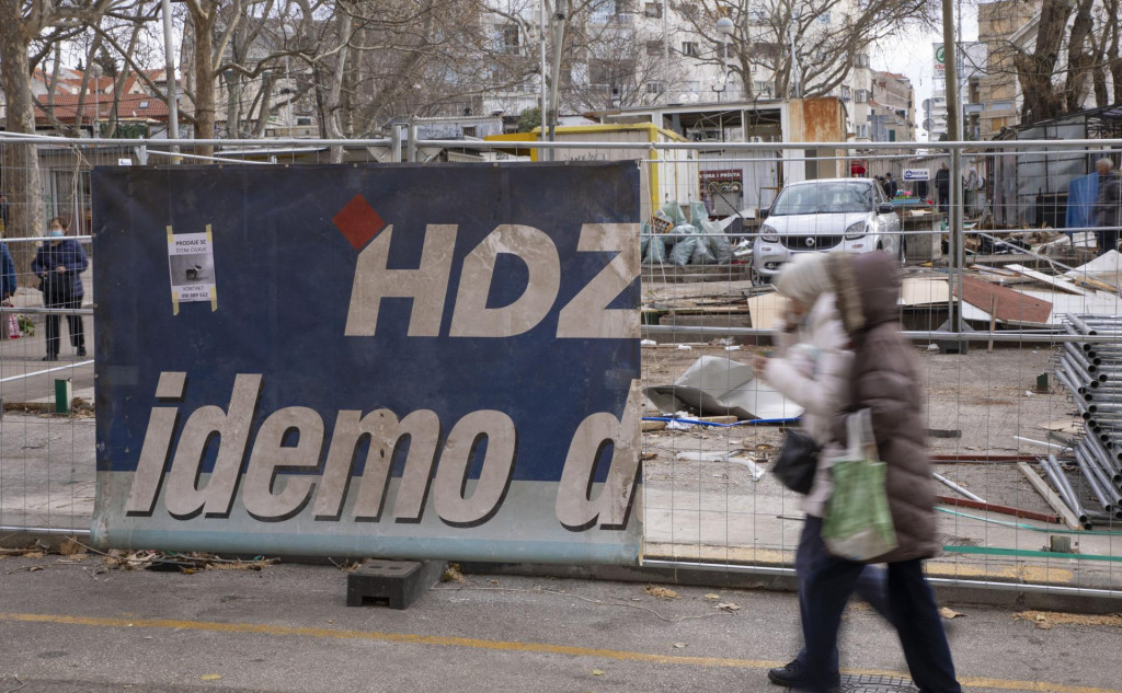 Stari HDZ-ov predizborni plakat na gradilištu Pazara&lt;br /&gt;
 