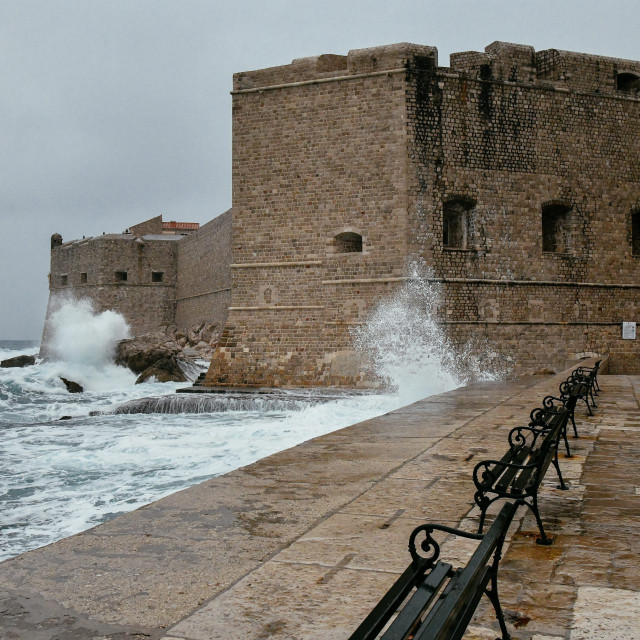 Za područje grada Dubrovnika izdano je upozorenje velike opasnosti od hladnoga vala