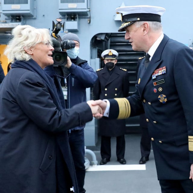 Viceadmiral Kay-Achim Schoenbach (desno) snimljen za susreta s ministricom obrane Christinom Lambrecht: kaže da ruski vođa samo traži malo poštovanja...