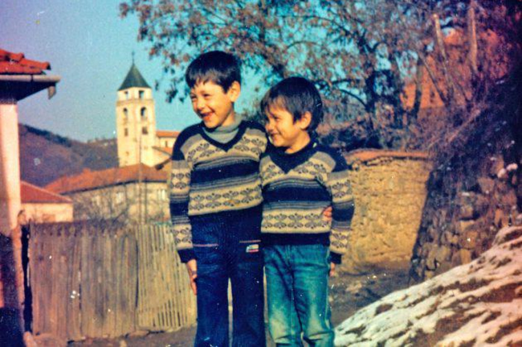 Roko Glasnović sa starijim bratom Franjom tijekom zimskih mjeseci u Janjevu na Kosovu s pogledom na crkvu sv. Nikole