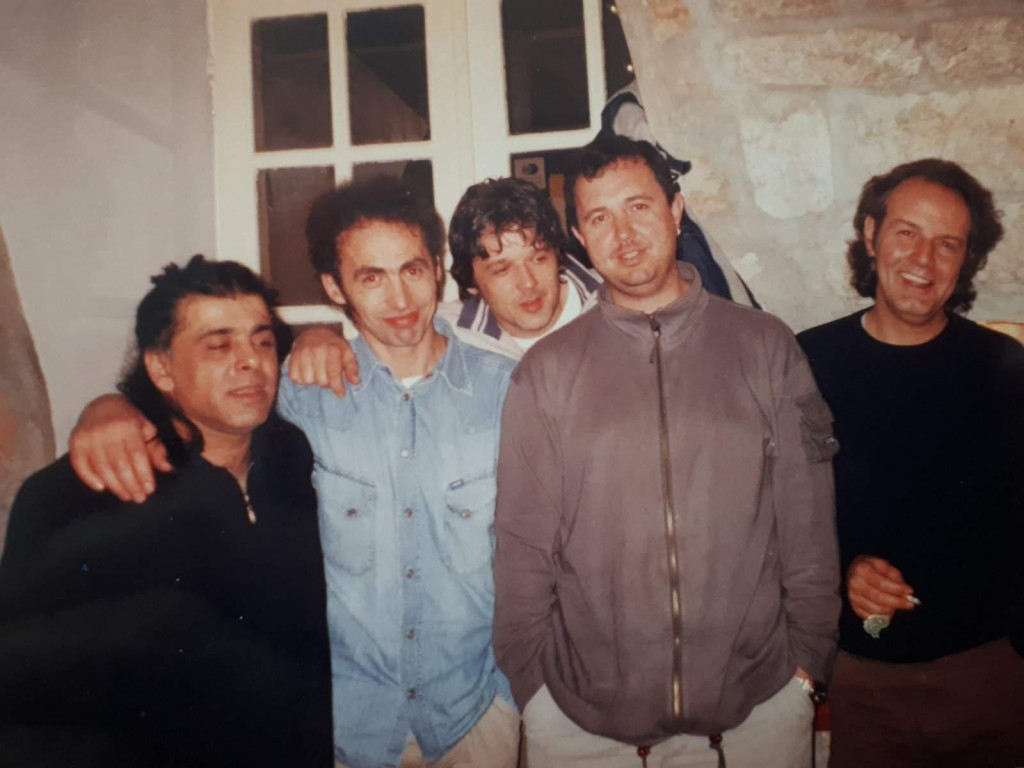 Enes s članovima Parnog valjka na druženju nakon jednog od koncerata 2000. godine