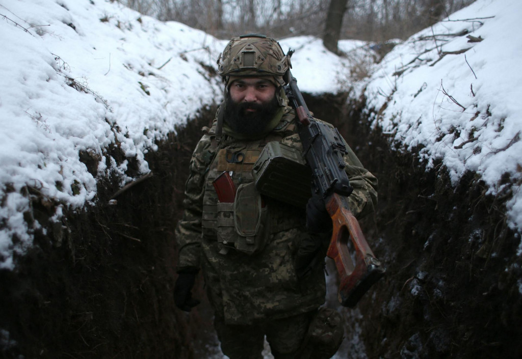 Ukrajinski vojnik na granici okupiranog područja na istoku zemlje