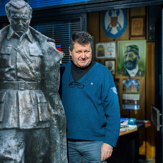 Mirko Stanić na ulazu u muzej s kartonskim likom Josipa Broza Tita i slikom četničkog vođe Draže Mihailovića