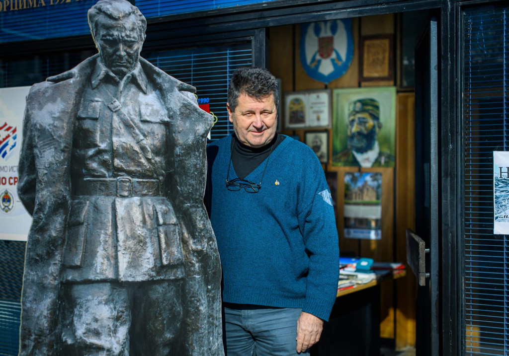 Mirko Stanić na ulazu u muzej s kartonskim likom Josipa Broza Tita i slikom četničkog vođe Draže Mihailovića