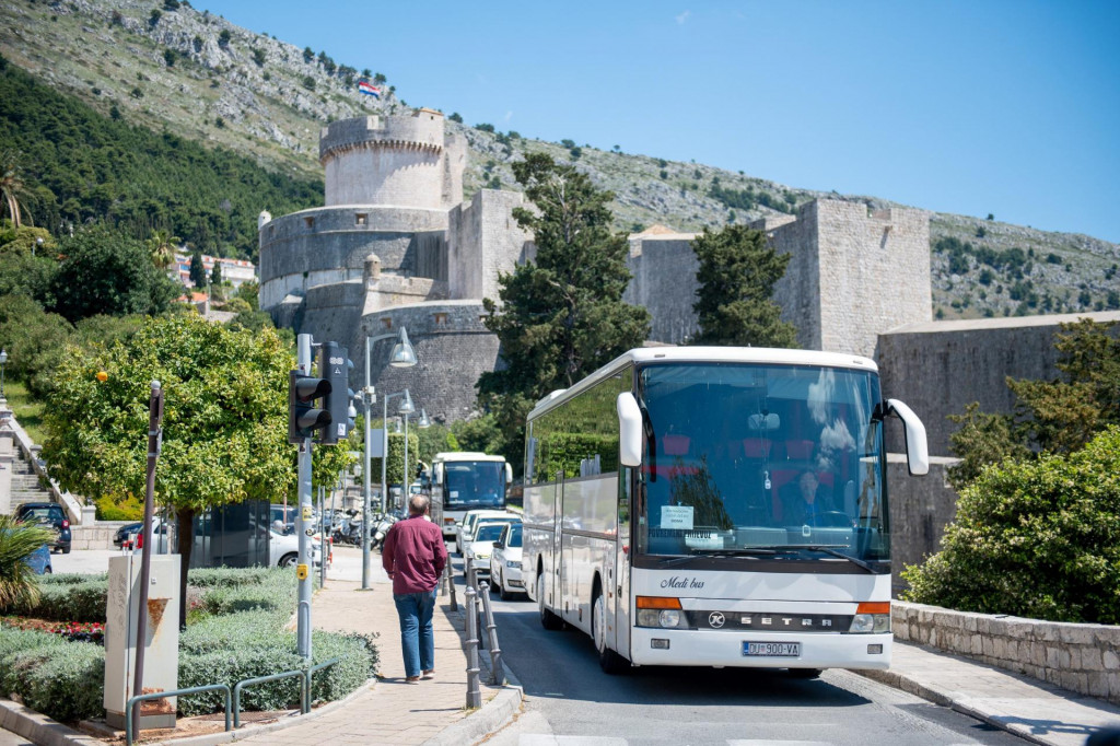 Dubrovnik, 07.05.2020.&lt;br /&gt;
Udruga autobusera Ragusa bus pridruzila se nacionalnom tihom prosvjedu ”Pet do podne”. Krenuli su s mosta dr.Franja Tudjmana do Pila.&lt;br /&gt;