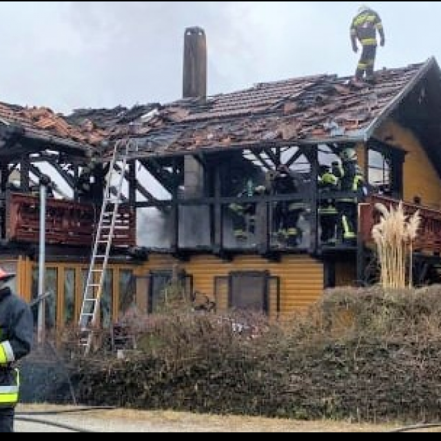 U požaru je izgorjela krovna konstrukcija i tavanski dio kuće, a u prizemnom dijelu kuće začađili su se zidovi