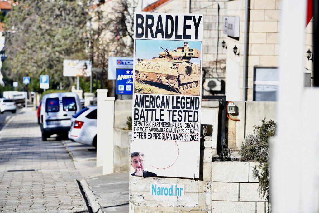 U Dubrovniku je osvanuo plakat o američkim Bradleyima