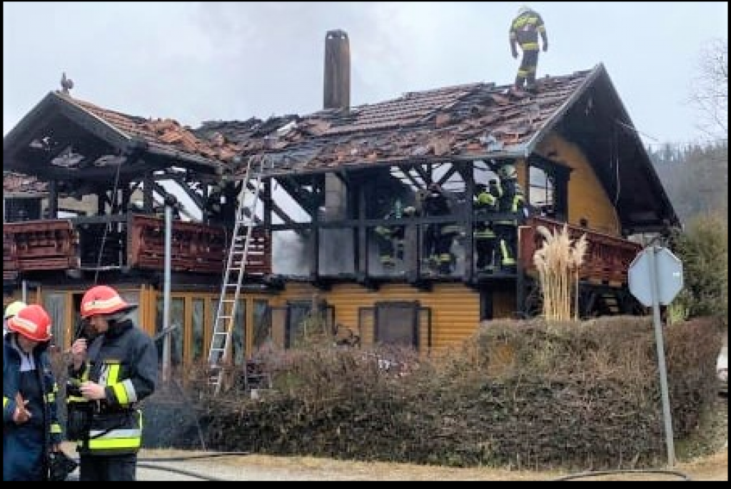 U požaru je izgorjela krovna konstrukcija i tavanski dio kuće, a u prizemnom dijelu kuće začađili su se zidovi