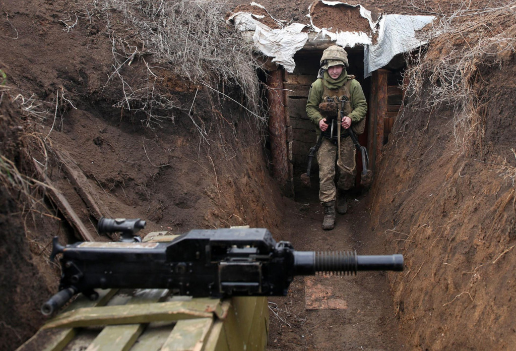 Ukrajinski vojnik u rovu na istoku zemlje