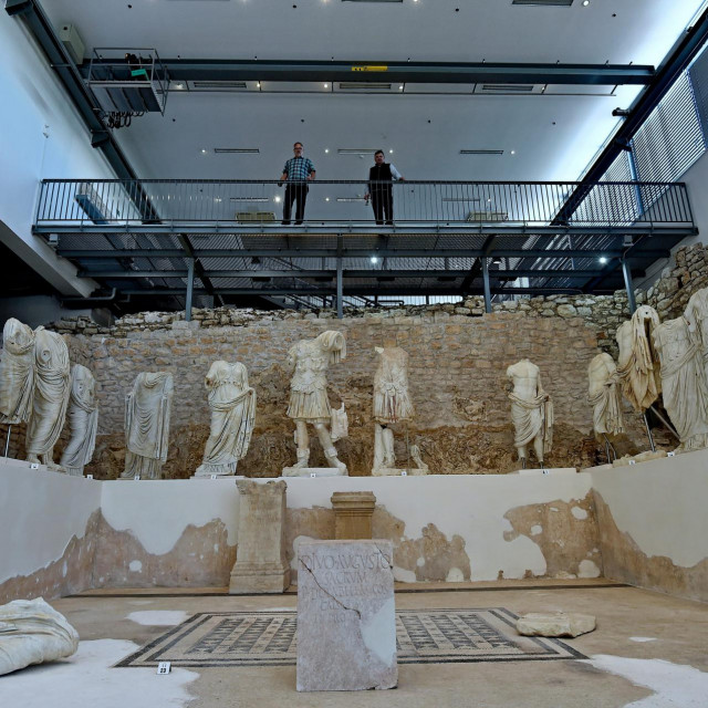Arheoloski muzej Narona u Vidu.  Kipovi rimskih careva, u sredini je car August&lt;br /&gt;
&lt;br /&gt;
 