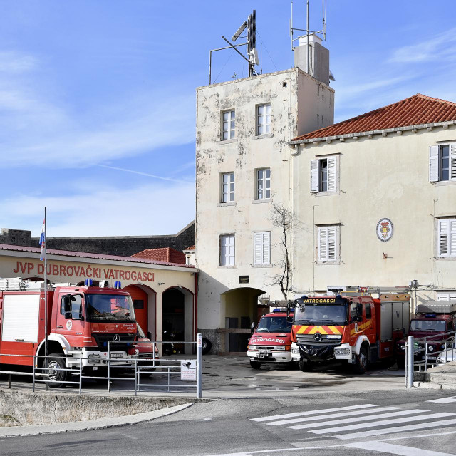 sjedište JVP Dubrovačkiih vatrogasaca trebalo bi u novi vatrogasni dom jednog dana preseliti ispod Srđa, dok bi u ovoj zgradi bio muzej vatrogastva