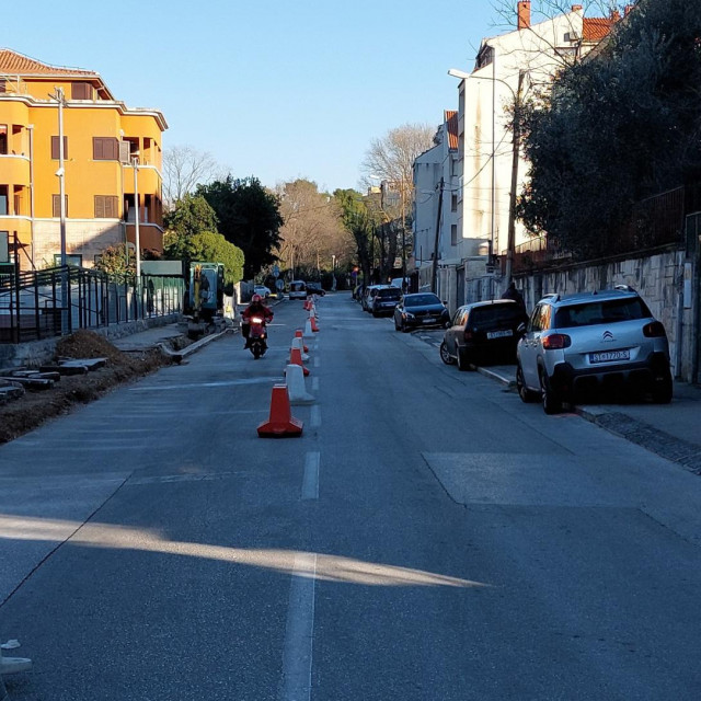 U Matoševoj ulici u Spinutu na snazi je privremena regulaciju prometa uslijed radova na obnovi kolika, koju mnogu vozači ne poštuju.
