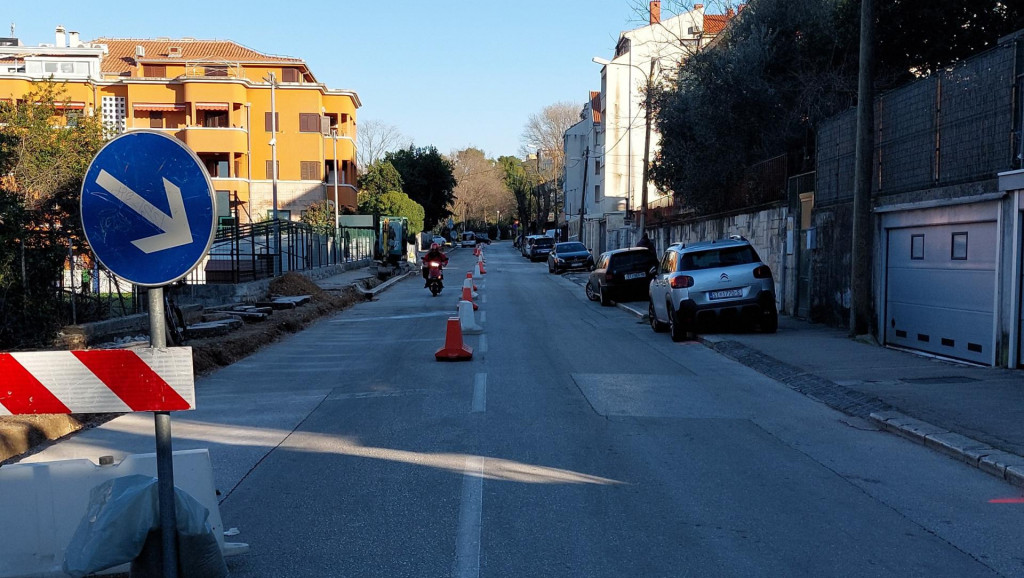 U Matoševoj ulici u Spinutu na snazi je privremena regulaciju prometa uslijed radova na obnovi kolika, koju mnogu vozači ne poštuju.