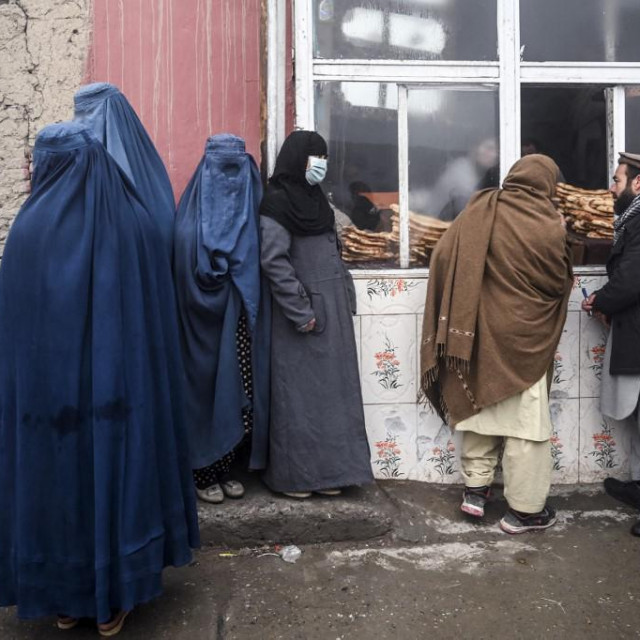 Čekanje na humanitarni besplatni kruh u Kabulu
