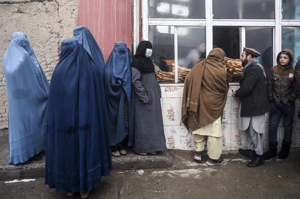 Čekanje na humanitarni besplatni kruh u Kabulu
