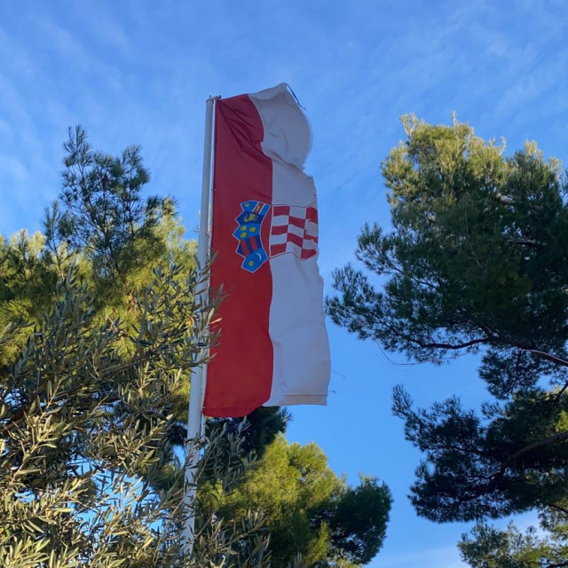 Hrvatska zastava u splitskoj okolici koaj se razlikuje od svih ostalih