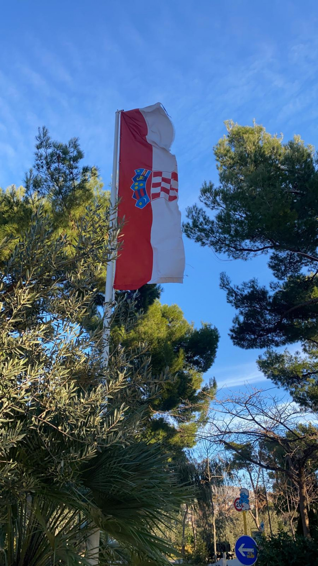 Hrvatska zastava u splitskoj okolici koaj se razlikuje od svih ostalih