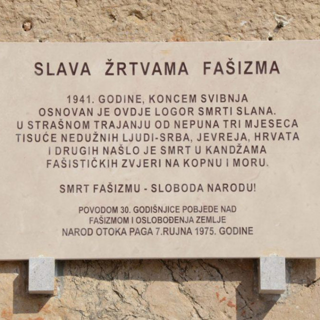 Spomen ploča žrtvama ustaškog logora Slana na Pagu