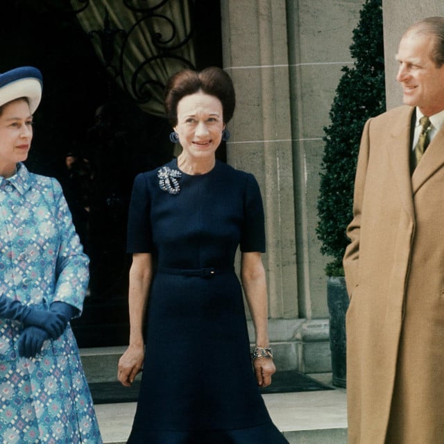 Tijekom službenog posjeta Francuskoj, Elizabeta i Filip susreli su se 1972. sa Wallis Simpson, udovicom kraljičinog strica, Edwarda VIII., koji je abdicirao radi nje