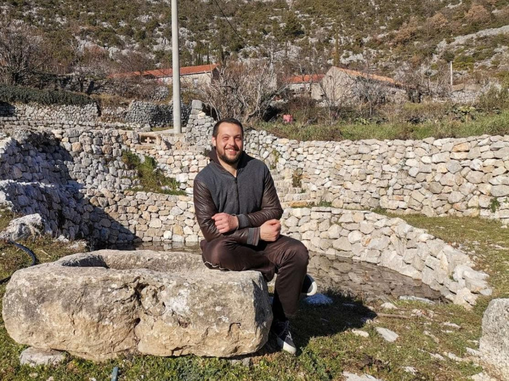 Grgur Grgurević na obiteljskom imanju iz ruševina podiže staro selo