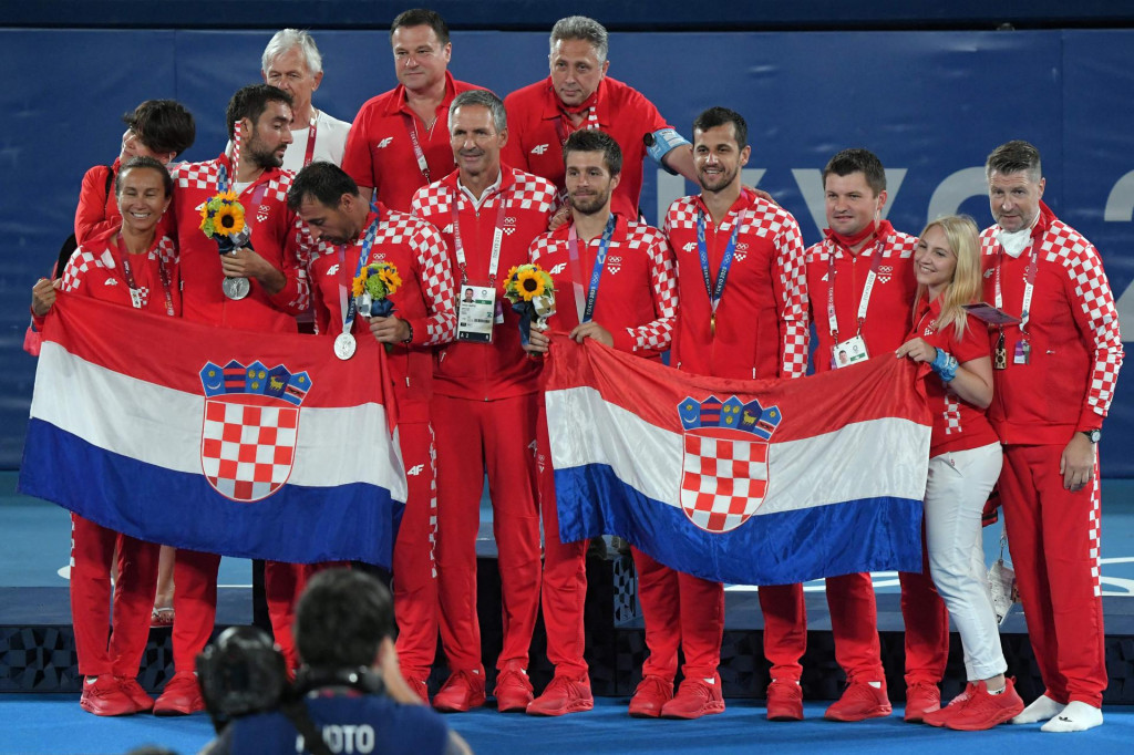 Mate Pavić i ostatak hrvatske reprezentacije nakon finala na Olimpijskim igrama u Tokiju