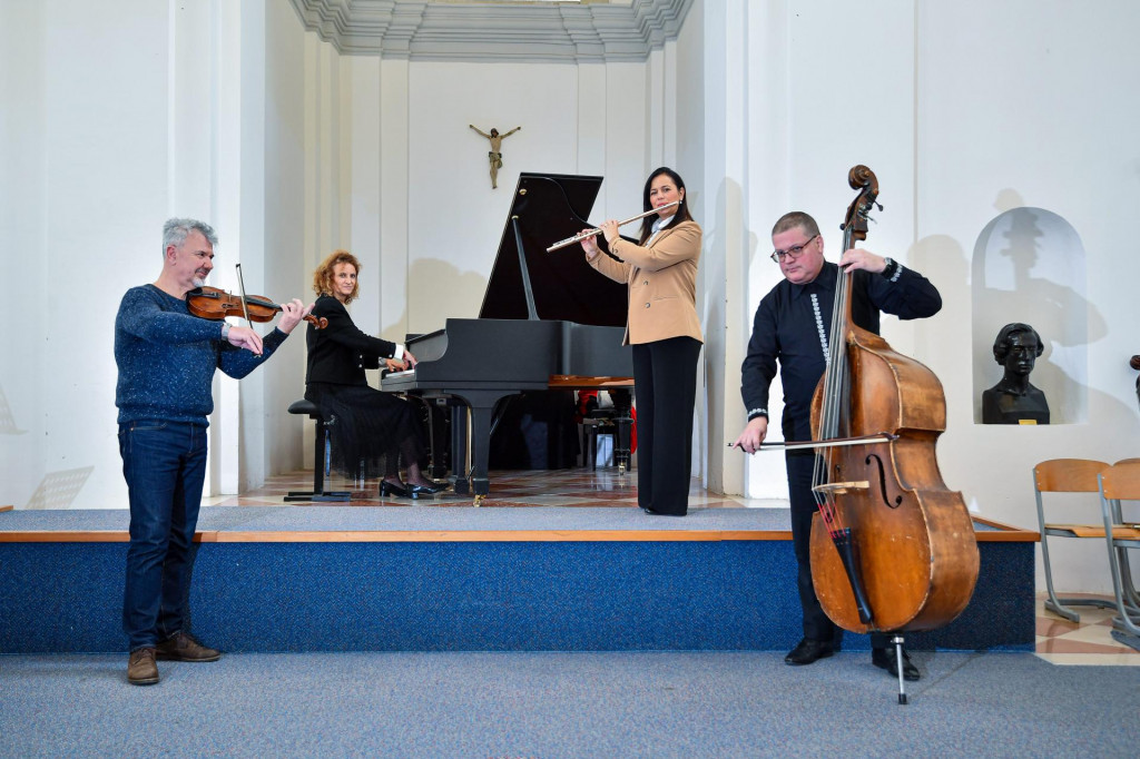 Slijeva: Slobodan Begić (violina), Nena Ćorak (klavir), Đive Franetović Kušelj (flauta) i Denis Ajduković (kontrabas) 