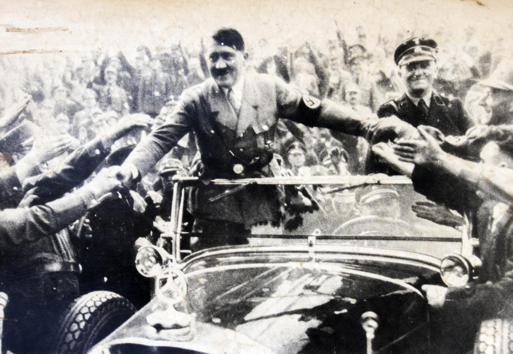 Hitler stoji u kabrioletu i rukuje se s euforičnim obožavateljima 1940. godine